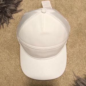Lululemon white baseball cap.